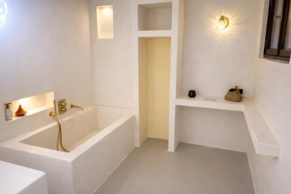 Salle de bain épurée en Tadelakt