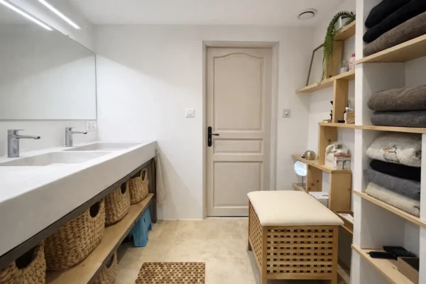 Salle de bain en Tadelakt avec étagère